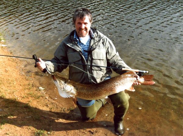 Fischen mit Fliege im Urlaub auf Hecht Zander Raubfisch