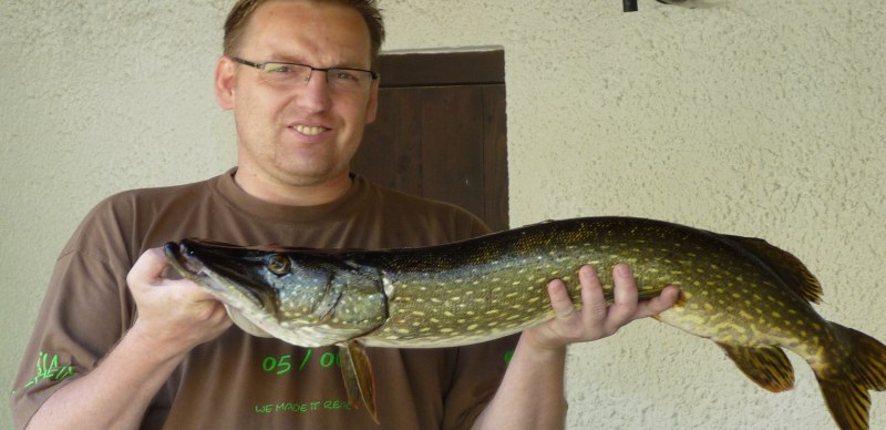 Angelurlaub an der Scjwarzach am Wasser Angeln auf Hecht Zander Forelle Aal Karpfen Braxen Weißfische