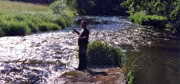 Angler an der Schwarzach am Haus