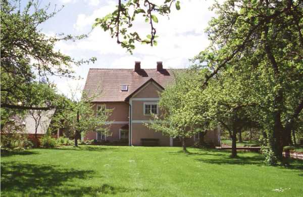 Unser Stammhaus mitten im gro&szlig;en Obstgarten