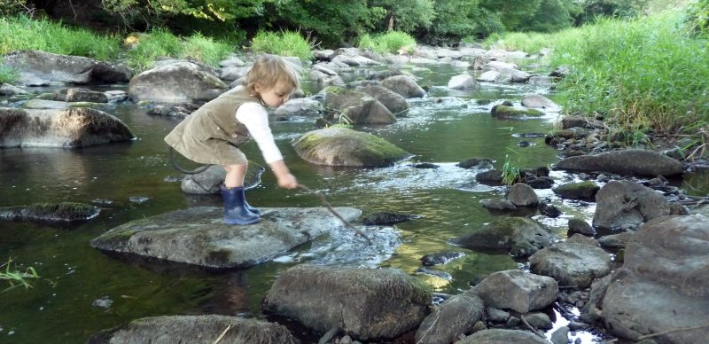 Abenteuer im Flussbett Wasser spielen am Schwarzachtal