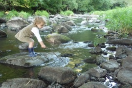 Kinder spielen im Wasser