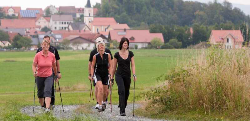 Picknick im Obstgarten am Stammhaus Untermurnthal - Ferienwohnungen und Ferienappartements am Fluss