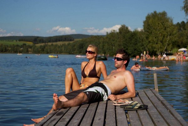 Sonnenbad am Murner See mit Strand und Restaurant mit Sonnenterrase überm See