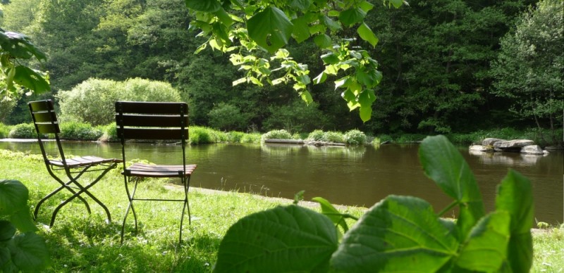 Entspannen direkt am Wasser beim Urlaub im Tal der Schwarzach im Bayerischen Wald und Oberpfälzer Wald für Angler, Wanderer Radfahrer