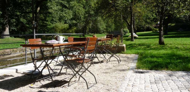 Biergarten am Stammhaus mit Ferienwohnungen zum Erholen mit Blick zum Wasser und den Obstgarten